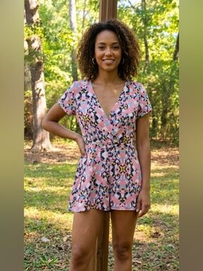 🌟NWT Lily Black Abstract Romper